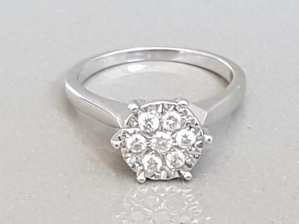 9CT WHITE GOLD DIAMOND CLUSTER SOLITAIRE RING 2.9G SIZE L1/2