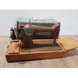 VINTAGE SINGER SEWING MACHINE IN ORIGINAL CARRY CASE