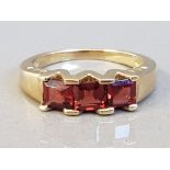 9CT YELLOW GOLD THREE STONE GARNET RING 3G SIZE K1/2