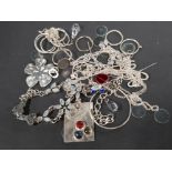 BAG OF VARIOUS MIXED SILVER JEWELLERY INCLUDES NECKLACE, RINGS AND PENDANT ETC GROSS WEIGHT 122G