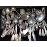 BOX CONTAINING MISCELLANEOUS SILVER PLATED CUTLERY INCLUDING SPOONS, TONGS AND LADEL ETC SOME