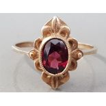 9CT YELLOW GOLD ORNATE STYLE OVAL SHAPED RED STONE RING 2.5G SIZE R