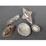 5 VICTORIAN SILVER BROOCHES 20.1G