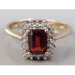 9CT YELLOW GOLD GARNET AND WHITE STONE CLUSTER RING 2.6G SIZE P