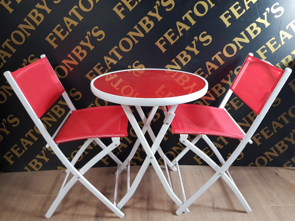 A LOVELY MODERN RED AND WHITE CIRCULAR TOPPED FOLDING TABLE AND 2 MATCHING CHAIRS