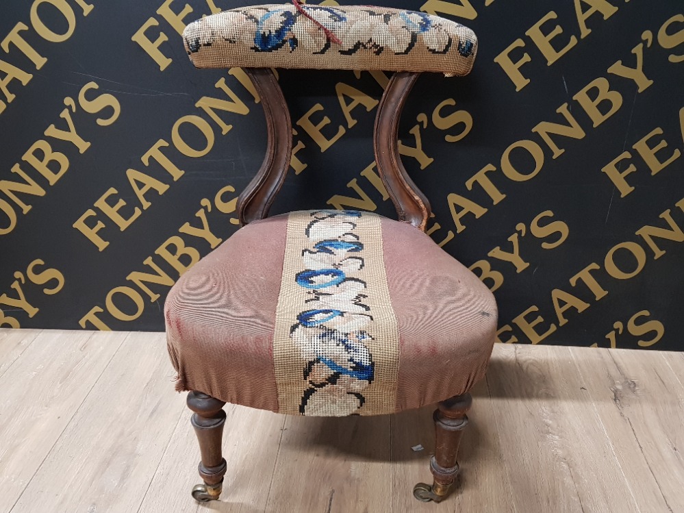 EDWARDIAN MAHOGANY BEDROOM CHAIR WITH UPHOLSTERED SEAT AND BACK REST ON BRASS CASTORS