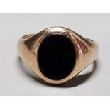 GENTS 9CT GOLD AND ONYX SIGNET RING 5.4G SIZE Q 1/2