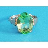 9CT GOLD OVAL GREEN STONE RING 3G SIZE N