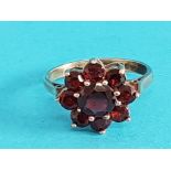 9CT GOLD GARNET FLOWER CLUSTER RING 2.8G SIZE K