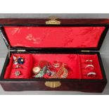 JAPANESE LACQUERED JEWELLERY BOX WITH CORK SCREW DESIGN PLUS CONTENTS TO INCLUDE DRESS RINGS,