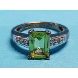 SILVER AND PERIDOT RING 2.9G GROSS WEIGHT