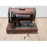 A VINTAGE SINGER SEWING MACHINE IN ORIGINAL CASE WITH KEY