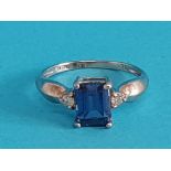 9CT WHITE GOLD BLUE BAGUETTE CUT STONE AND TWO SMALL DIAMOND RING 2.3G SIZE N