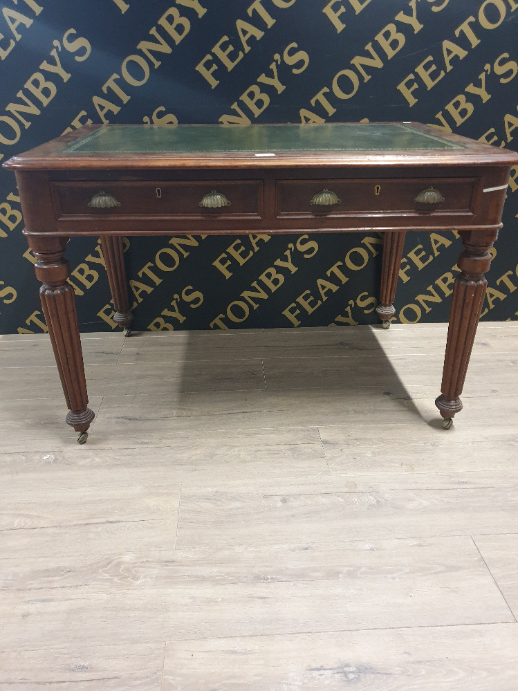 EDWARDIAN LEATHER INLAID MAHOGANY 2 DRAWER DESK WITH REEDED LEGS