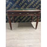 EDWARDIAN LEATHER INLAID MAHOGANY 2 DRAWER DESK WITH REEDED LEGS