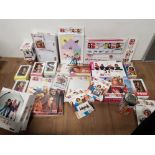 BOX CONTAINING MISCELLANEOUS SPICE GIRLS NOVELTY ITEMS, COLLECTABLE FIGURES STILL BOXED, PLATES