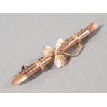 9CT GOLD FLORAL BAR BROOCH 1.6G