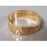 18CT YELLOW GOLD BARK EFFECT BAND, RING 3.9G, SIZE P 1/2