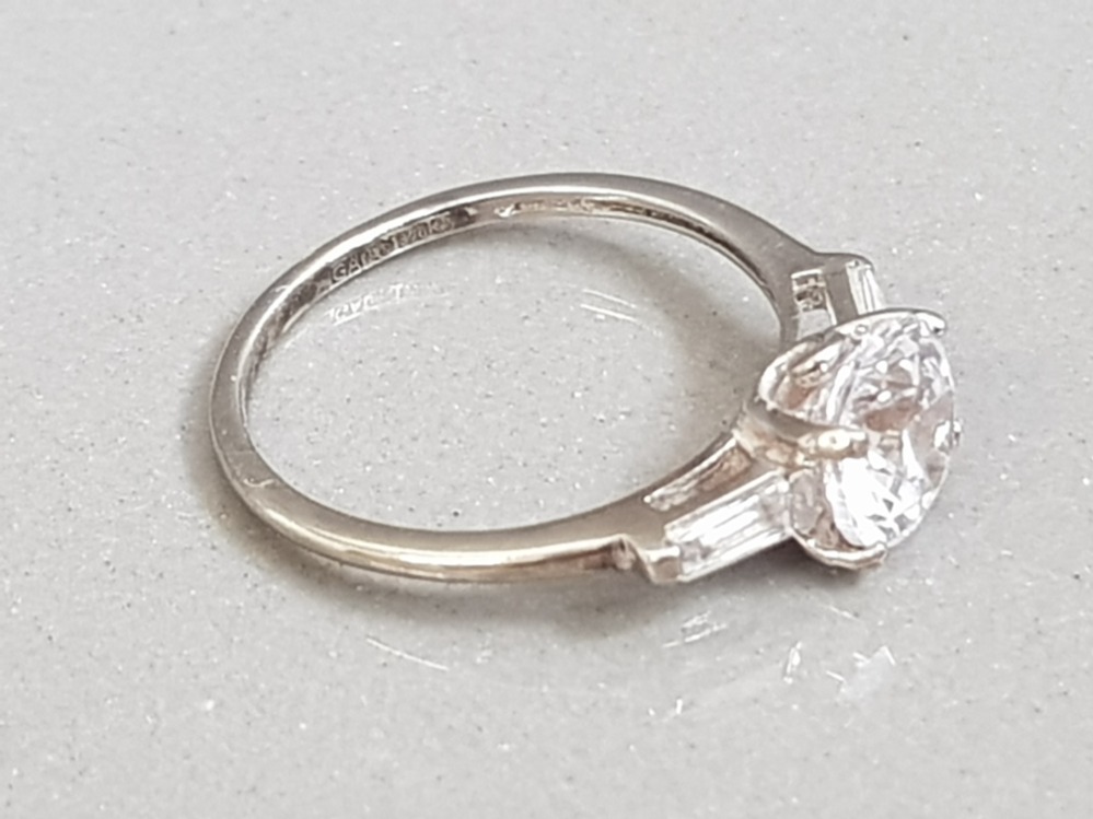 9CT WHITE GOLD ONE STONE CZ RING 1.9G SIZE L1/2 - Image 2 of 2