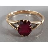 9CT YELLOW GOLD RED STONE RING 1.8G GROSS, SIZE N 1/2