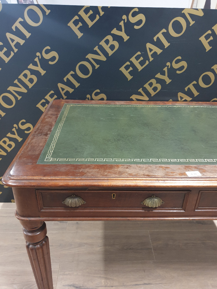 EDWARDIAN LEATHER INLAID MAHOGANY 2 DRAWER DESK WITH REEDED LEGS - Image 2 of 3