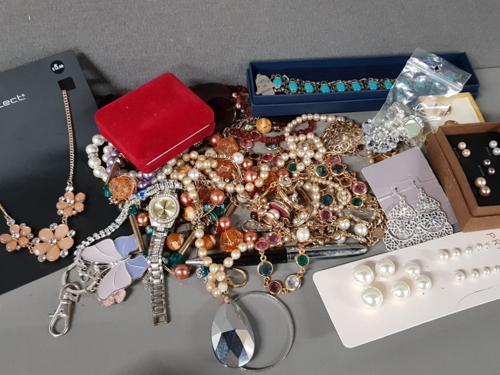BOX CONTAINING MISCELLANEOUS COSTUME JEWELLERY AND LADIES WRISTWATCH ETC