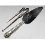 3 HALLMARKED SILVER HANDLED ITEMS, 2 BUTTON HOOKS AND CAKE SLICE