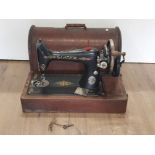 A VINTAGE SINGER SEWING MACHINE IN ORIGINAL CARRY CASE WITH ORIGINAL CASE KEY