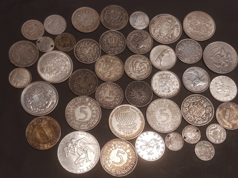 CIGAR BOX CONTAINING MISCELLANEOUS SILVER COINAGE FROM AROUND THE WORLD, OVER 8 OUNCES IN WEIGHT