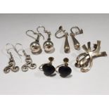 4 PAIRS OF SILVER EARRINGS AND 1 VINTAGE SILVER BROOCH 15.4G GROSS WEIGHT