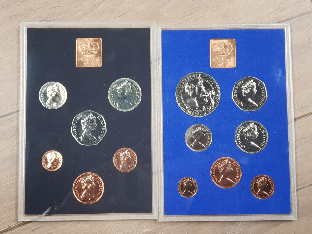 2 UK ROYAL MINT PROOF SETS DATED 1976 AND 1977 COMPLETE IN ORIGINAL BACKS - Image 2 of 2