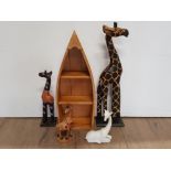 A LOT CONTAINING 4 GIRAFFE ORNAMENTS INC 1 FROM THE LEONARDO COLLECTION ALSO TOGETHER WITH A