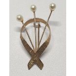 BIRMINGHAM HALLMARKED 9CT GOLD AND PEARL BROOCH WITH MAKERS INITIALS ML 1.6G