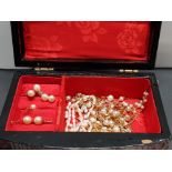 JEWELLERY BOX CONTAINING FRESHWATER PEARL CROSSOVER RING, BRACELET AND NECKLET PLUS ANOTHER PEARL