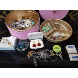 A QUANTITY OF COSTUME JEWELLERY TO INCLUDE BROOCHES CUFFLINKS NECKLACES MARCASITE ETC