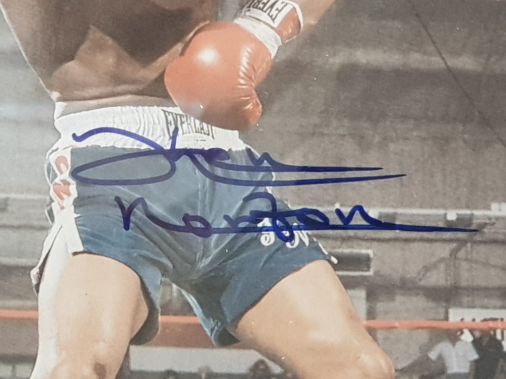 BOXING CHAMPION KEN NORTON SIGNED ACTION PHOTOGRAPH IN FRAME - Image 2 of 2