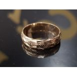 A 9CT YELLOW GOLD BAND WITH ENGRAVED DECORATION 2.2G SIZE N