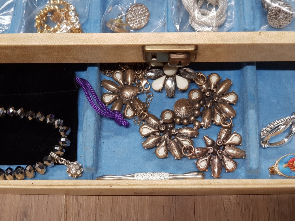 JEWELLERY BOX CONTAINING COSTUME MISCELLANEOUS JEWELLERY INCLUDING EARRINGS, RINGS AND CHARM - Image 3 of 3