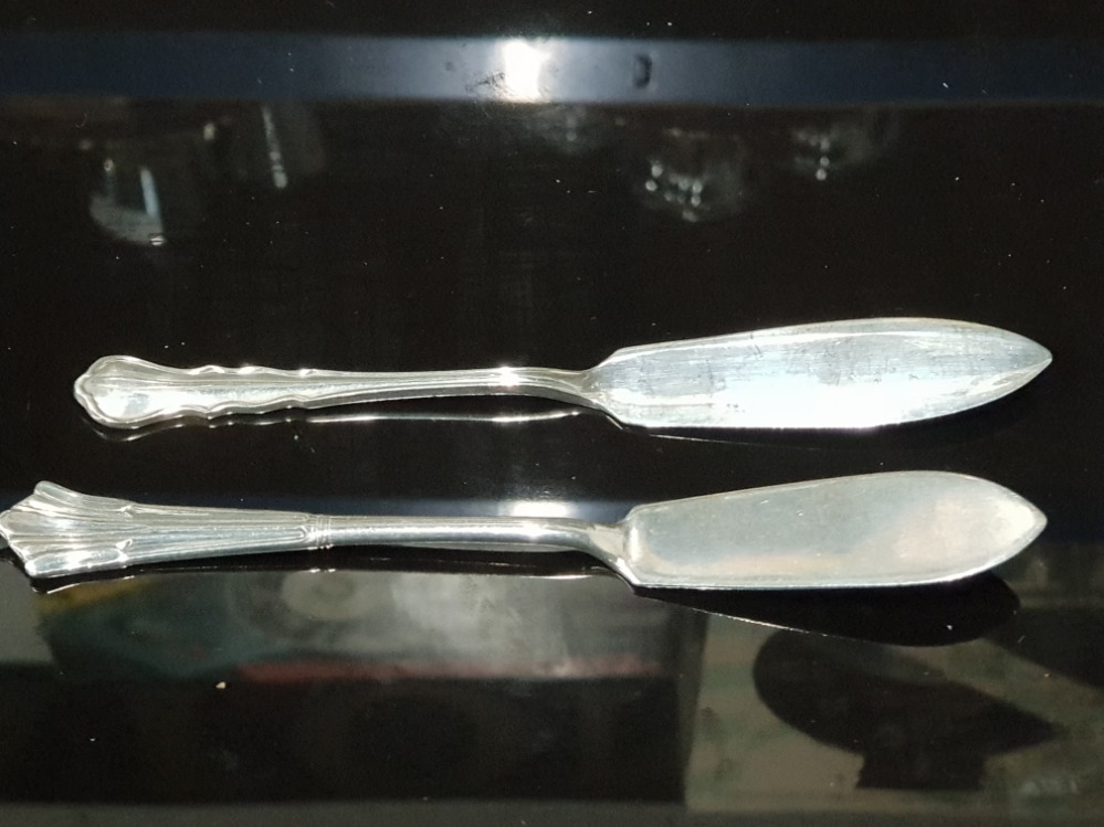 A VICTORIAN SILVER BUTTER KNIFE BY JOSIAH WILLIAMS AND CO LONDON 1897 AND A GEORGE VI BUTTER KNIFE