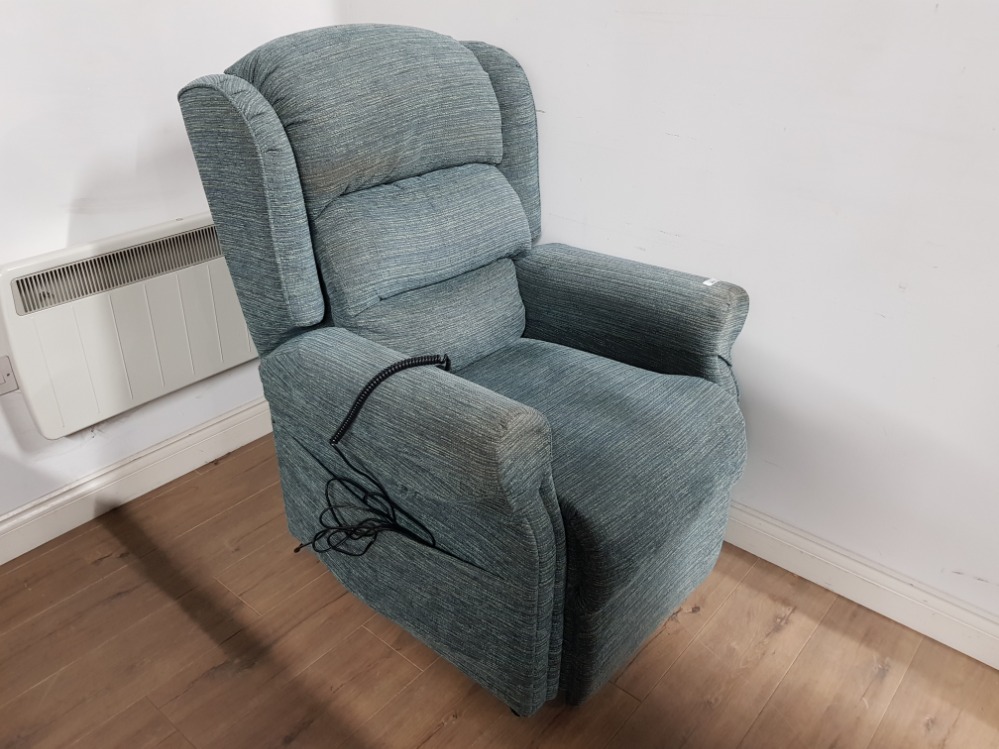 GREEN UPHOLSTERED ELECTRIC RECLINING ARMCHAIR - Image 2 of 2