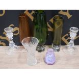 A LOT CONTAINING CLEAR AND COLOURED GLASSWARE TO INCLUDE 1 PIECE OF CAITHNESS