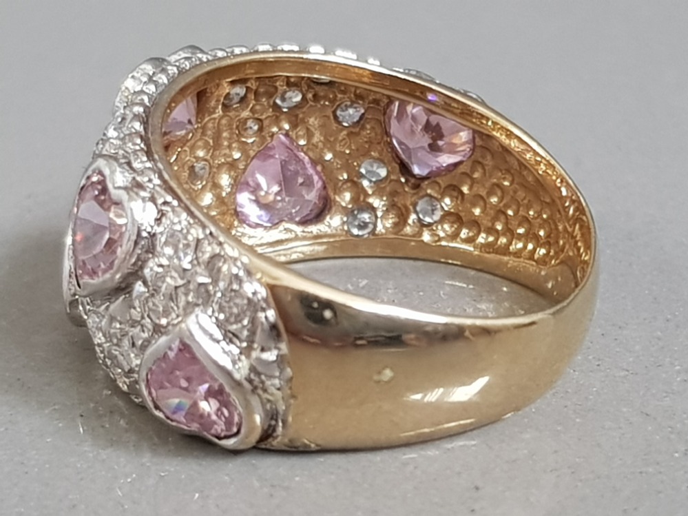 9CT YELLOW GOLD CZ CLUSTER RING WITH PINK HEART STONES, 6.6G SIZE T1/2 - Image 2 of 3