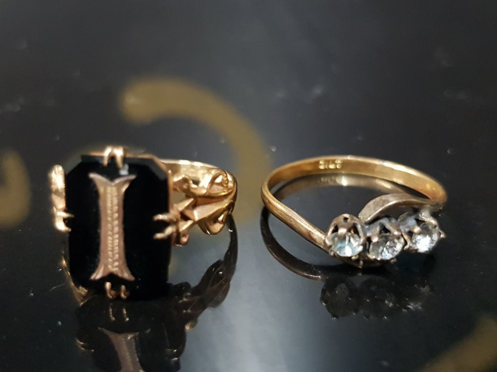 A VICTORIAN STYLE 9CT YELLOW GOLD AND ONYX MEMORIAL RING 2.9G GROSS SIZE M 1/2 TOGETHER WITH A