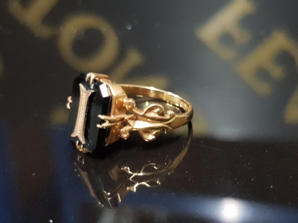 A VICTORIAN STYLE 9CT YELLOW GOLD AND ONYX MEMORIAL RING 2.9G GROSS SIZE M 1/2 TOGETHER WITH A - Image 2 of 3