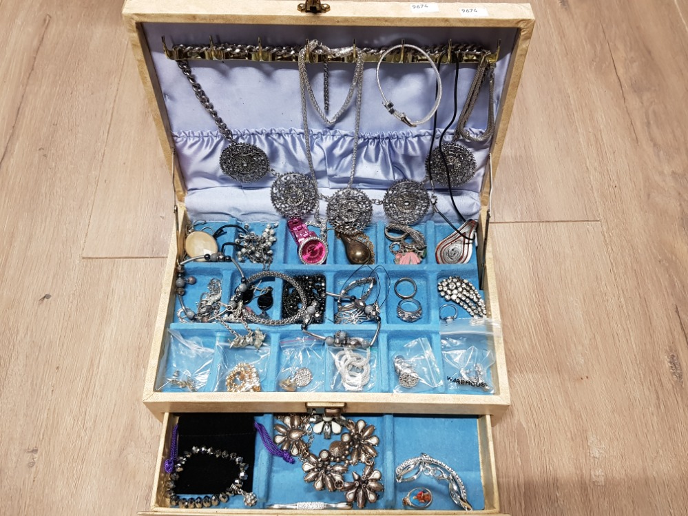 JEWELLERY BOX CONTAINING COSTUME MISCELLANEOUS JEWELLERY INCLUDING EARRINGS, RINGS AND CHARM