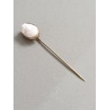 9CT GOLD CAMEO TIE-PIN 2.1G