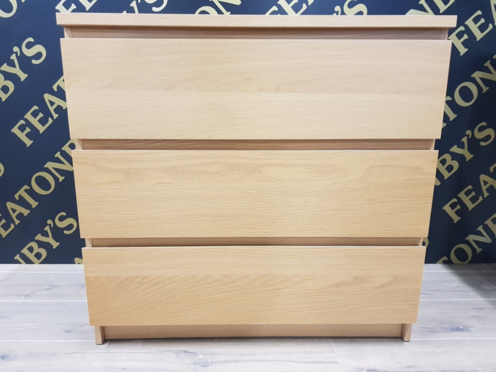 A WOOD LAMINATE CHEST OF THREE LONG DRAWERS 80.5 X 77.5 X 48.5CM