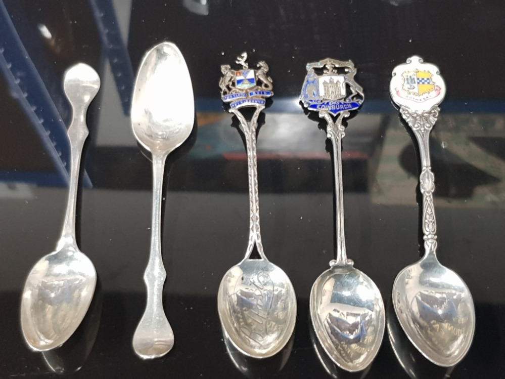 A PAIR OF GEORGIAN SILVER COFFEE SPOONS MAKERS MARK MH AND THREE SILVER AND ENAMEL SPOONS 63.8G