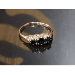 AN EARLY 20TH CENTURY 9CT YELLOW GOLD AND SAPPHIRE THREE STONE RING SIZE L 1.2G GROSS