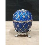 A HIGHLY DECORATIVE BLUE WATER DROP FABERGE STYLE EGG WITH FITTED TIMEPIECE 5CM